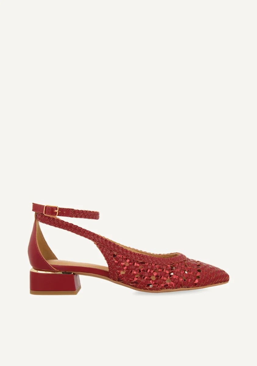 HIGH HEELS SALES WOMAN